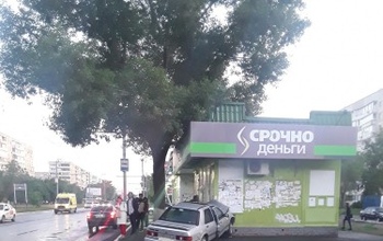  В Оренбурге автомобиль протаранил автобусную остановку