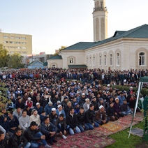 Верующие мусульмане отмечают Курбан-байрам
