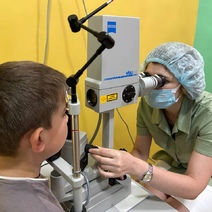 За сутки в больницу Оренбурга доставили сразу двоих детей с повреждениями глаз