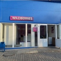 В Октябрьском женщина прямо в пункте выдачи товаров заменила старую одежду на новую