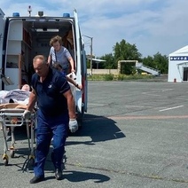 В Оренбург на лечение доставили выпавшую в Гае с балкона школьницу