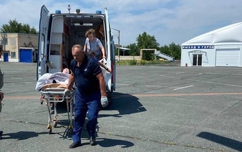В Оренбург на лечение доставили выпавшую в Гае с балкона школьницу
