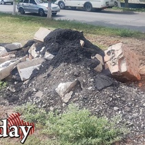 В Оренбурге после асфальтирования двора на ул. Просторной бордюры и срез свалили на газон