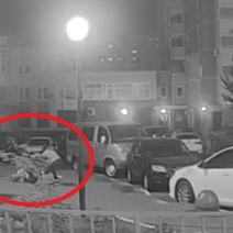 В Оренбурге мужчина, напавший на экс-супругу с ножом прямо на улице, заплатит 350 000 рублей (18+)