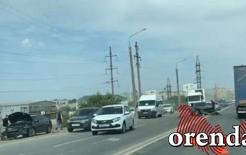 Под Оренбургом столкнулись большегруз и две легковушки, пострадал водитель и ребенок