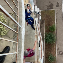 В Оренбурге 80-летняя пенсионерка случайно закрылась на балконе