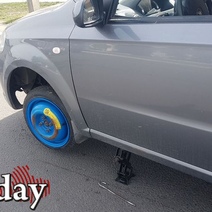 В Оренбурге на пр. Братьев Коростелевых автомобиль влетел в ливнёвку