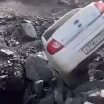 В Дагестане спасли оренбуржцев, сорвавшихся на машине с обрыва