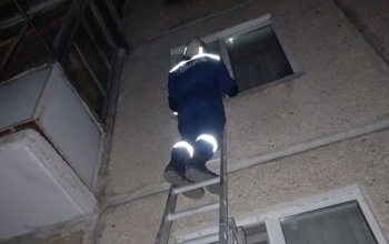 Оренбурженка не могла попасть в квартиру, где был заперт ее годовалый сын