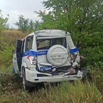 Под Новоорском фура снесла полицейский УАЗ