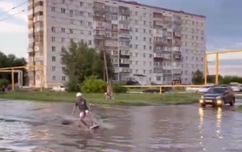 В Оренбурге по реке «Амурской» гоняли серфингисты