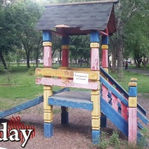 В Оренбурге в парке им. Перовского детская площадка находится в аварийном состоянии