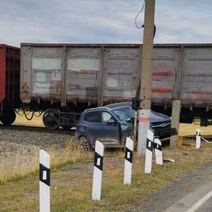 В Оренбуржье поезд врезался в легковушку