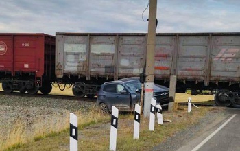 В Оренбуржье поезд врезался в легковушку