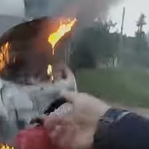 В Бузулуке возле дома полицейским пришлось тушить воспламенившуюся Газель