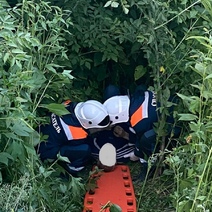 В Оренбургском районе мужчина почувствовал себя плохо и упал в шестиметровый овраг