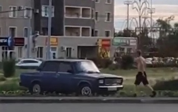 Пьяный оренбуржец угнал авто, заехал в клумбу, врезался в столб и дал деру
