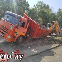 В центре Оренбурга провалился под землю груженый КамАЗ