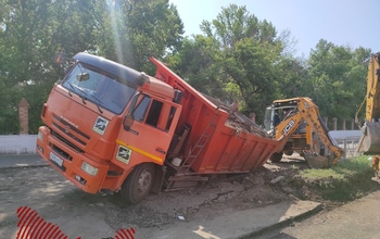 В центре Оренбурга провалился под землю груженый КамАЗ
