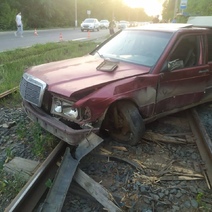 В Орске Mercedes снес коляску с младенцем на «зебре»