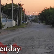 Разбитый асфальт в Оренбурге ремонтируют глиной