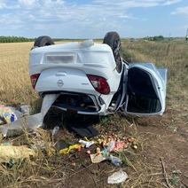 На трассе под Орском из-за ямы машина опрокинулась в кювет