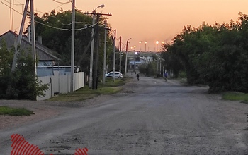 Разбитый асфальт в Оренбурге ремонтируют глиной