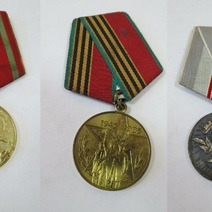 В Орске пенсионерка продавала на вокзале медали родителей-фронтовиков