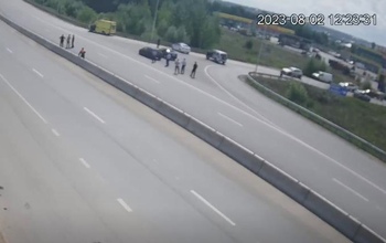 Сбежавший доброволец в Уфе захватил заправку и угрожает взорвать себя гранатой – онлайн-трансляция