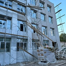 В Оренбурге в ремонтируемой школе обрушились леса с рабочими