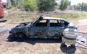 В Соль-Илецке на территории колледжа сгорел автомобиль