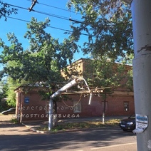 В центре Оренбурга упал столб с троллейбусными линиями