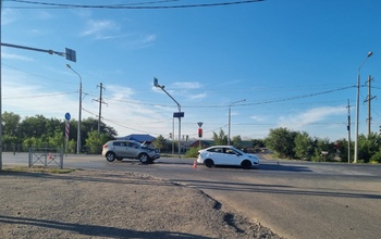 В Оренбурге автоледи собрала «паровоз» из стоящих машин