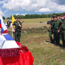 Улыбаются на фото с траурными лентами: Оренбуржье попрощалось с бойцами
