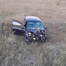 Не было прав: под Бузулуком водитель «Лады Калины» врезался в КамАЗ и слетел в кювет