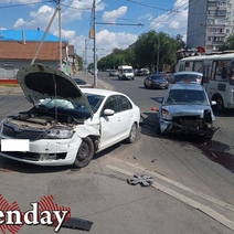 В Оренбурге на перекрестке улиц Туркестанской и Степана Разина столкнулись две иномарки