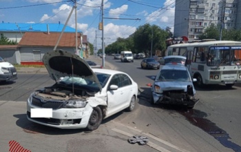 В Оренбурге на перекрестке улиц Туркестанской и Степана Разина столкнулись две иномарки