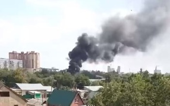 В Оренбурге горит мусор на складе в Промышленном районе