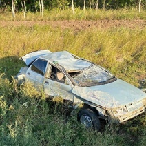 На трассе в Оренбуржье ВАЗ не смог обогнать Мерседес и врезался в него