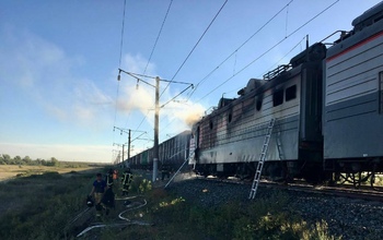 В Оренбургской области загорелся грузовой поезд