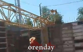 В Оренбурге на стройке академии настольного тенниса упал башенный кран