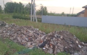 Вместо дороги - горы булыжников: дачники не могут попасть на свои участки