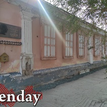 Дыру на памятном доме в Оренбурге залатали выброшенной дверью