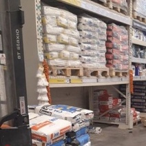 В Оренбурге продавец прихватил с витрины инструменты и телефон начальника, и ушел в закат