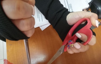 Поклеили обои: в Гае женщина воткнула ножницы в спину супруга
