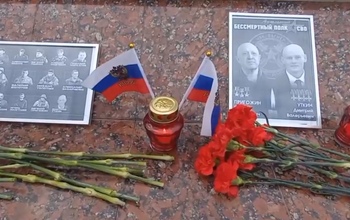 Оренбуржцы несут цветы к стихийному мемориалу Пригожину и руководству ЧВК «Вагнер»