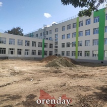 Не совсем праздничным видом встретила учеников обновленная школа в Оренбурге