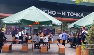 Школьники Оренбурга отмечают День знаний в ресторанах фастуфуда