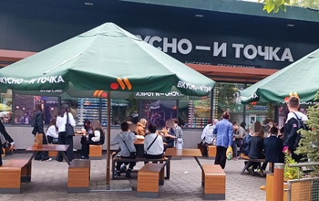 Школьники Оренбурга отмечают День знаний в ресторанах фастуфуда