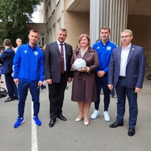 С днем знаний учеников 72 школы пришли поздравить футболисты «Оренбурга» Малых и Воробьев